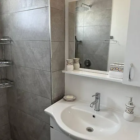 1 Bedroom Turtle Bay Apartament