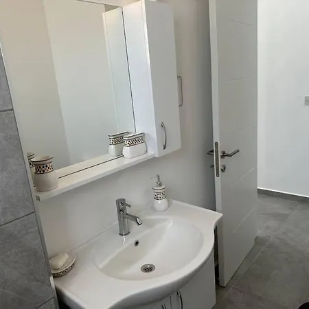 1 Bedroom Turtle Bay Apartment *